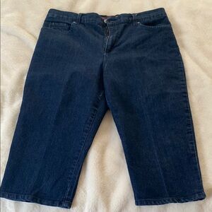 Ladies Gloria Vanderbilt Denim Amanda Capri. Size 14P. $5